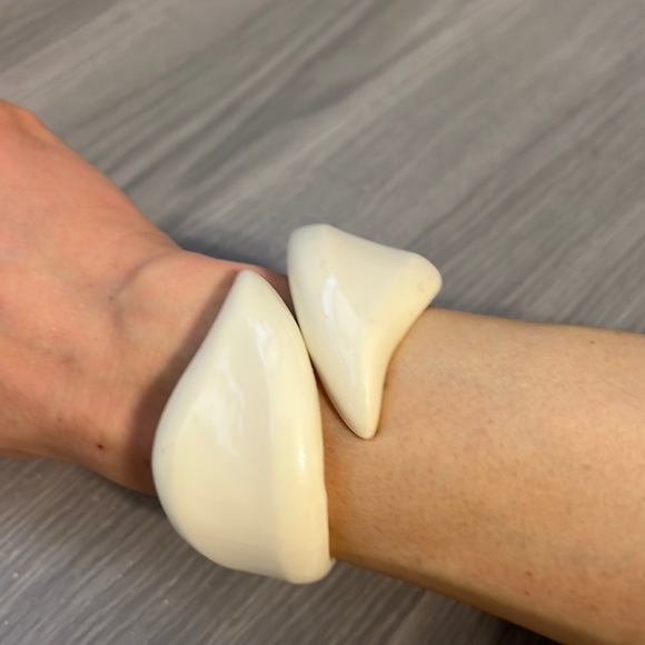 Vintage White Plastic Hinged Bangle Bracelet, EUC - Picture 1 of 6